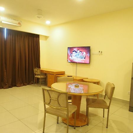 Premier Times International Hotel Seri Kembangan Exteriör bild
