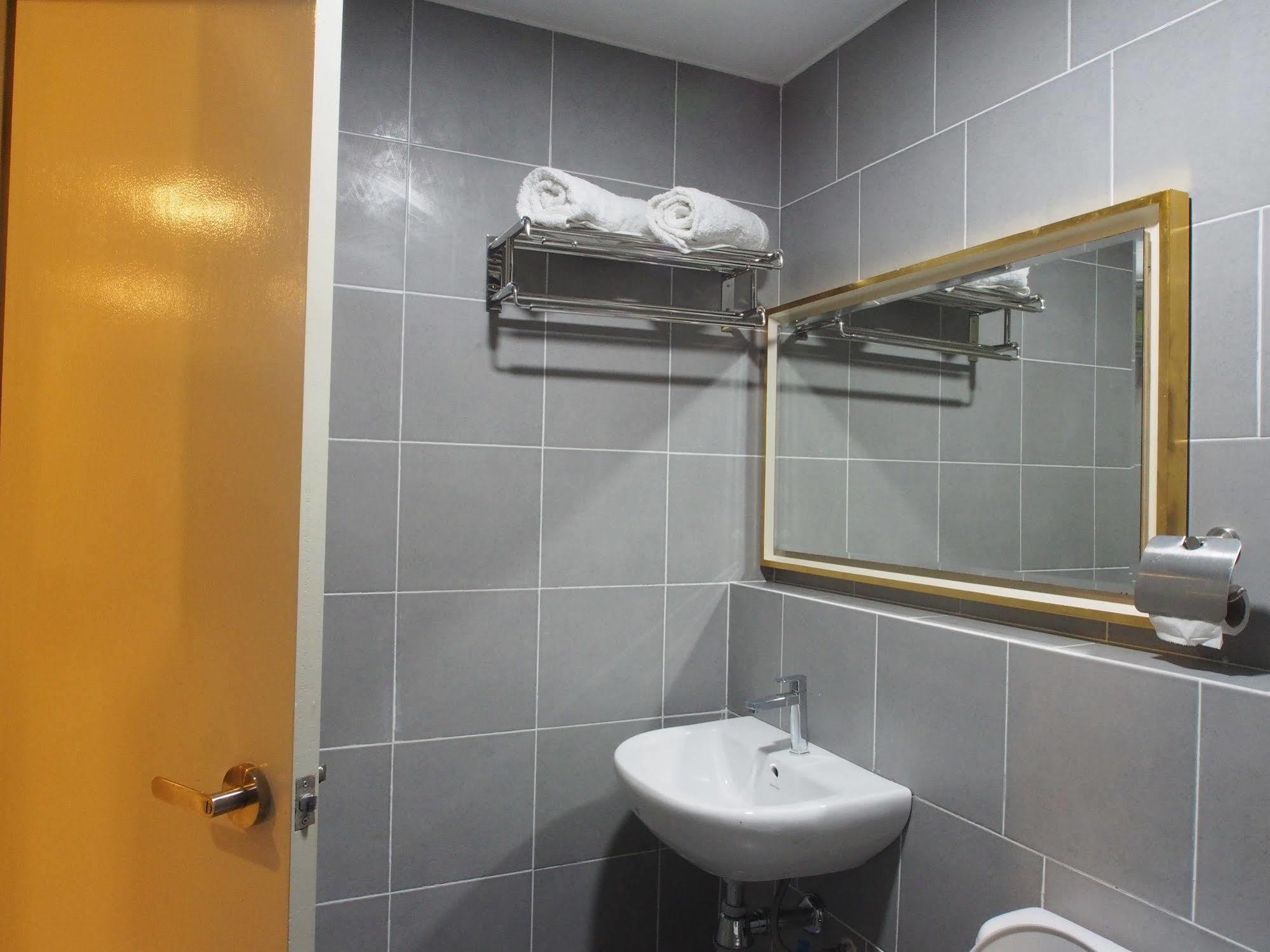 Premier Times International Hotel Seri Kembangan Exteriör bild
