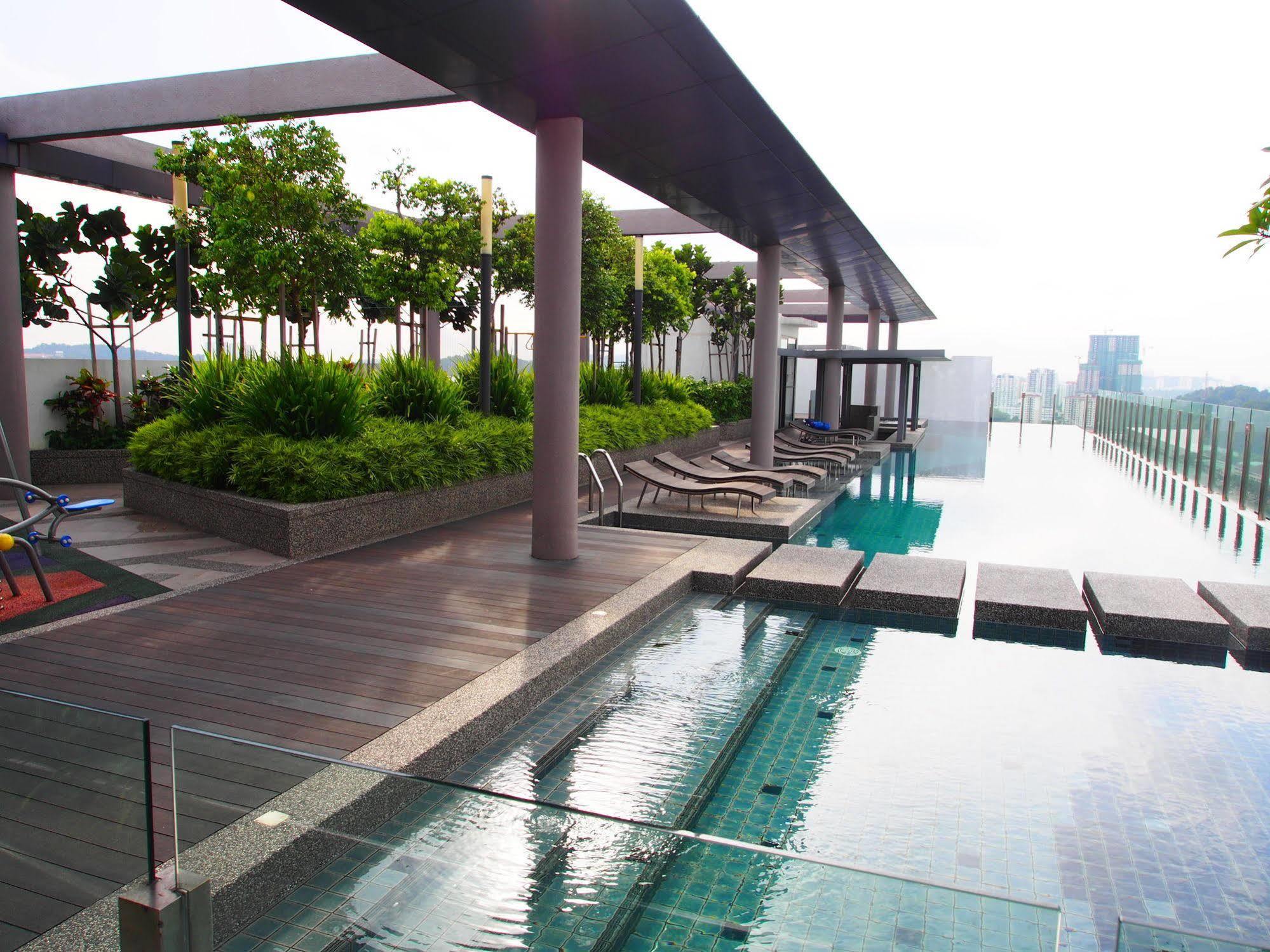 Premier Times International Hotel Seri Kembangan Exteriör bild