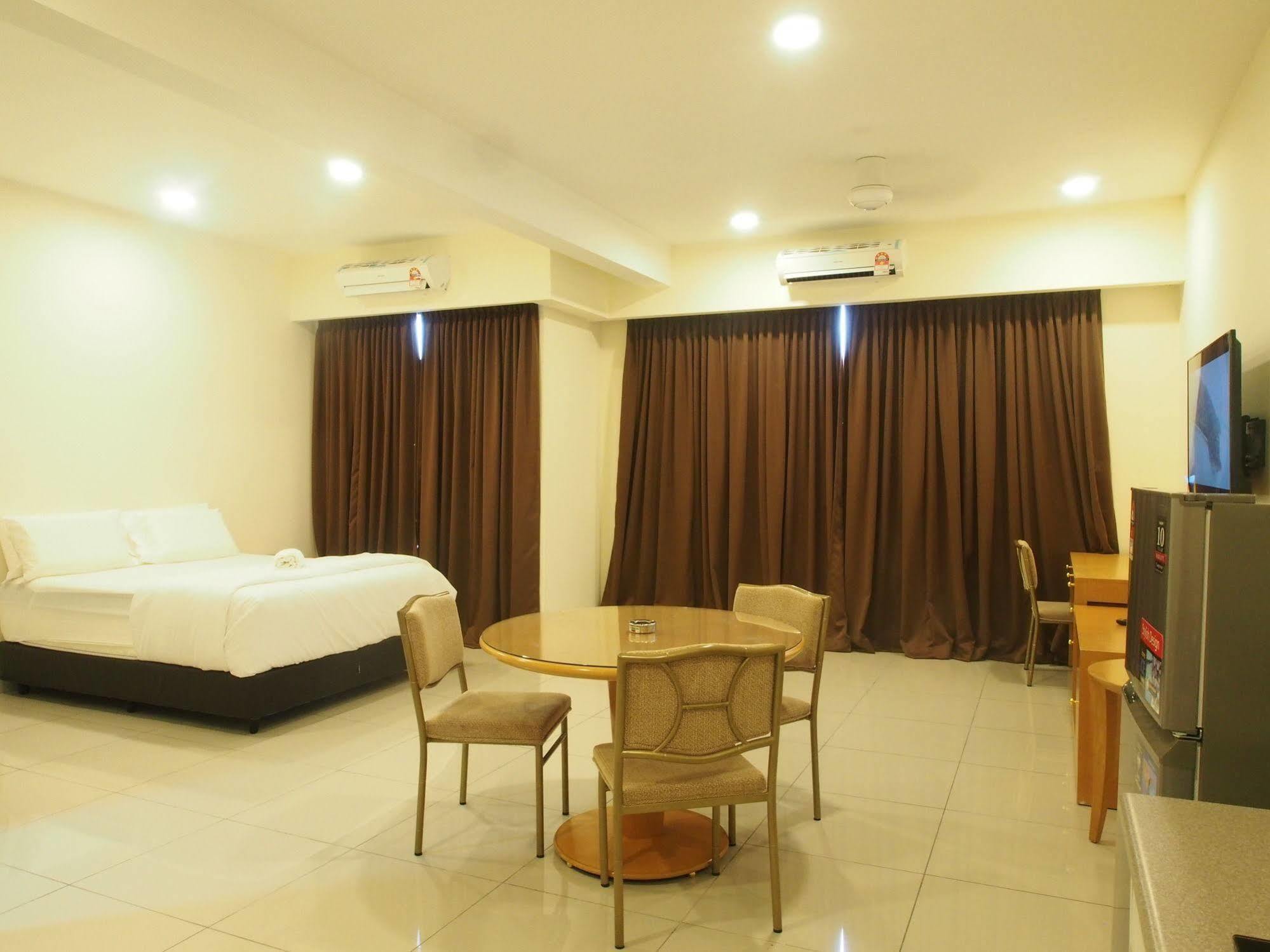 Premier Times International Hotel Seri Kembangan Exteriör bild